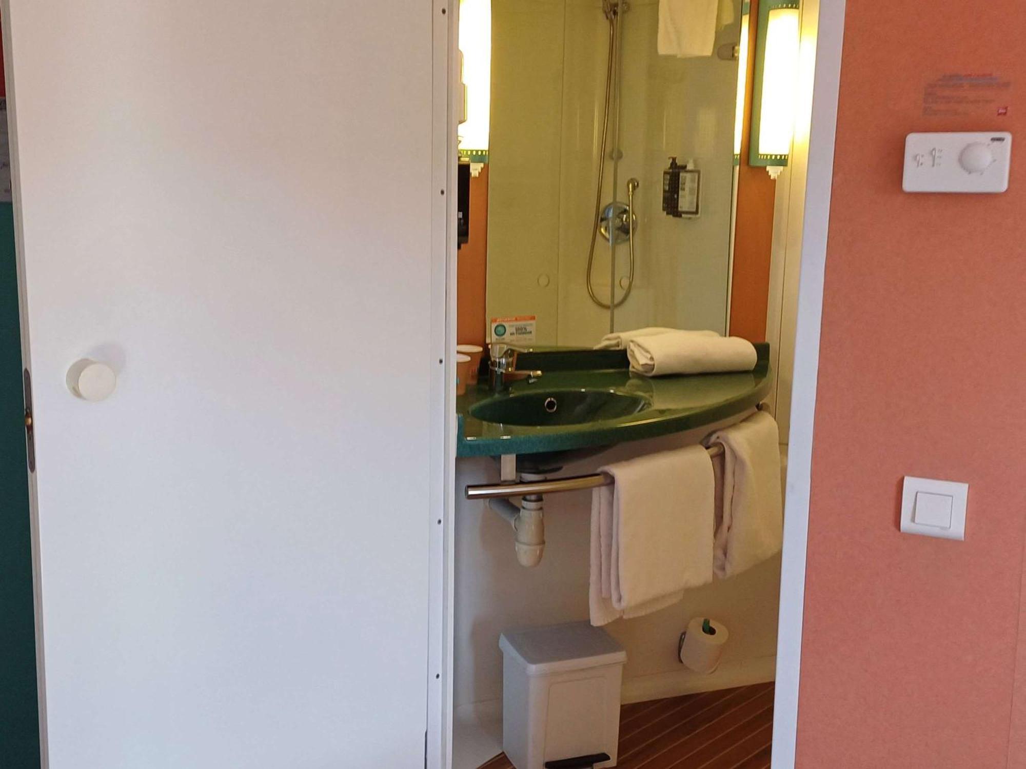 Ibis Hotel لقنت المظهر الخارجي الصورة